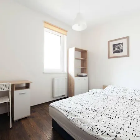 Aparts Dabrowskiego מלון